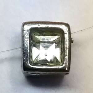 ✅1026I Unbranded Illusion Necklace with Clear Crystal in Silver Tone Metal